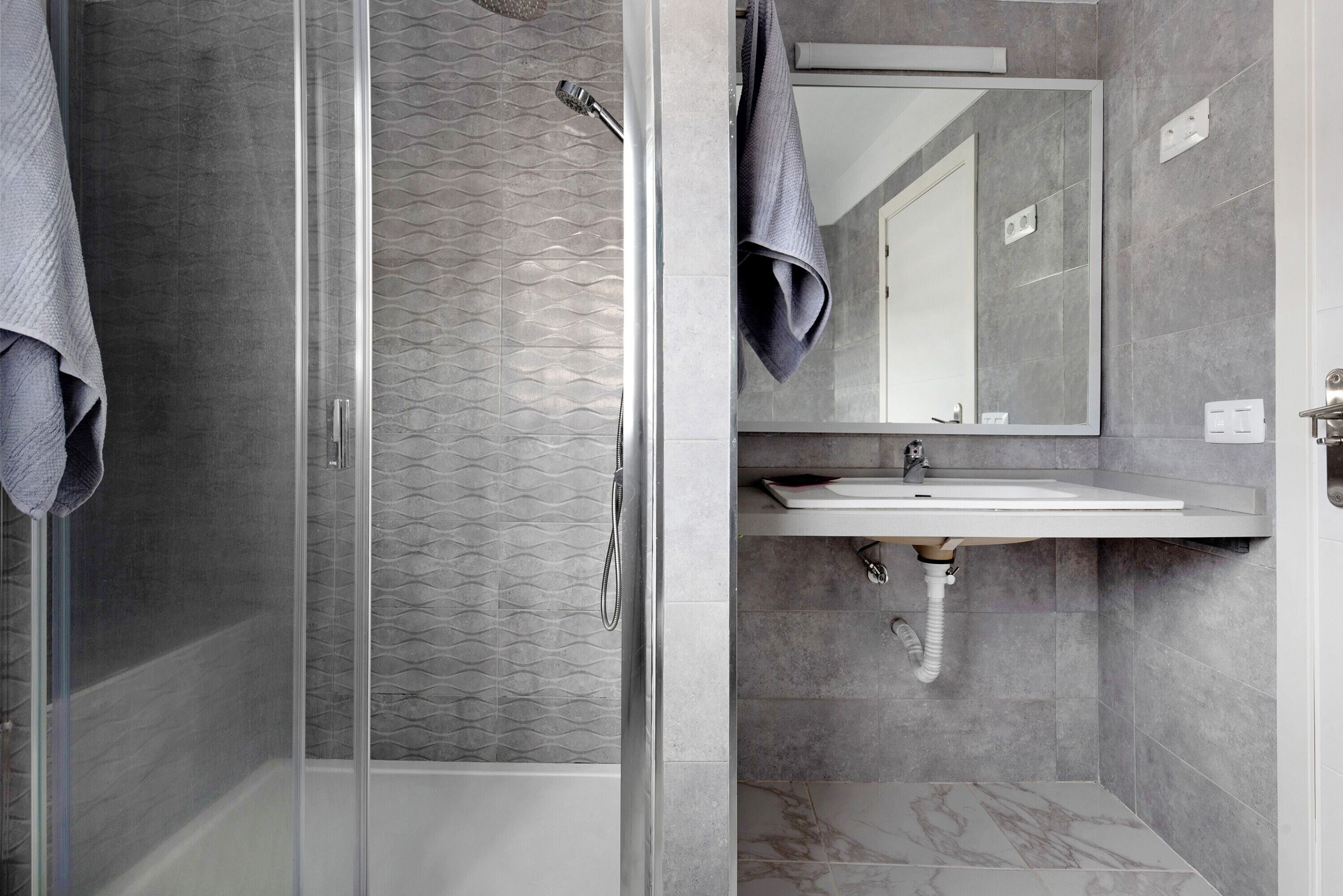 Een douche, gratis toiletartikelen, een haardroger, handdoeken