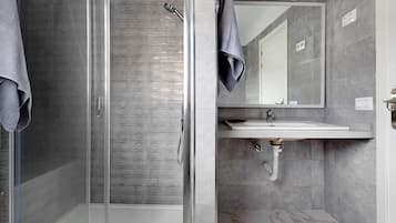 Een douche, gratis toiletartikelen, een haardroger, handdoeken