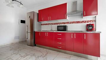 Réfrigérateur, micro-ondes, plaque de cuisson, cafetière/bouilloire