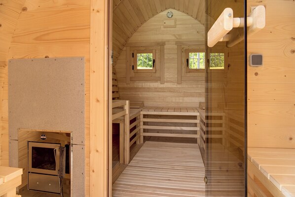 Sauna - Beautiful "Iris Apartment," in Piedmont, with shared pool, garden and sauna (Cisterna d'Asti)