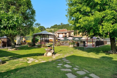 Property grounds. Beautiful "Iris Apartment," in Piedmont, with shared pool, garden and sauna
