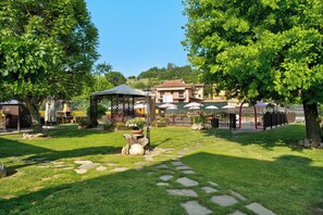 Property grounds - Beautiful "Iris Apartment," in Piedmont, with shared pool, garden and sauna (Cisterna d'Asti)