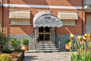 Exterior detail - Beautiful "Iris Apartment," in Piedmont, with shared pool, garden and sauna (Cisterna d'Asti)