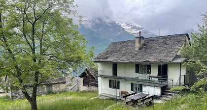 Apartment "La Casa di Sissy" with Garden & Mountain View, Wi-Fi, Garden & Terrace; Pet Friendly