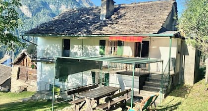 Appartement "La Casa di Sissy" avec vue sur le jardin et les montagnes, Wi-Fi, Jardin et Terrasse