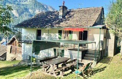 Apartment "La Casa di Sissy" with Garden & Mountain View, Wi-Fi, Garden & Terrace; Pet Friendly