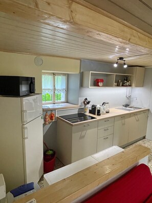 Kühlschrank, Mikrowelle, Herdplatte, Wasserkocher mit Kaffee-/Teezubehör