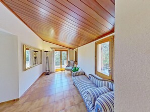 Smart-TV, Kamin, Videospiele, Tischfußball