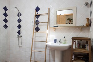 Ducha, secador de pelo, toallas