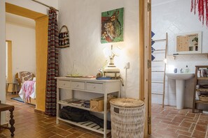 Shower, hair dryer, towels - Holiday Home 'Milita' with Private Terrace, Balcony and Wi-Fi (Tavira)