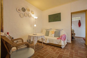 TV, fireplace - Holiday Home 'Milita' with Private Terrace, Balcony and Wi-Fi (Tavira)
