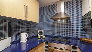 Een koelkast, een magnetron, een oven, een kookplaat