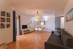 TV - 'Olival Beach' Apartment with Sea View, Shared Pool, and Wi-Fi (Armação de Pêra)