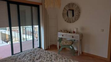 1 habitación, tabla de planchar con plancha, wifi gratis y ropa de cama