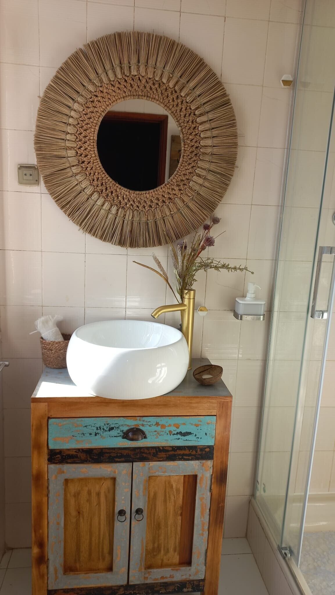 Bathtub, towels