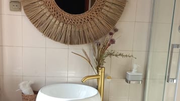 Bathtub, towels