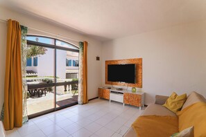 Televisión de pantalla plana y chimenea