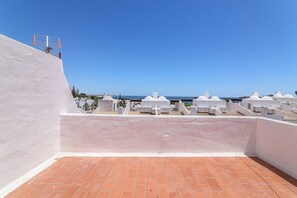 A rooftop terrace with terracotta tiles, white walls, and a clear blue sky. - Villa 'Mourisca' with Shared Pool, Private Garden and Wi-Fi (Alporchinhos)