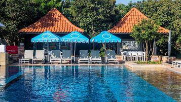 4 piscinas al aire libre, tumbonas