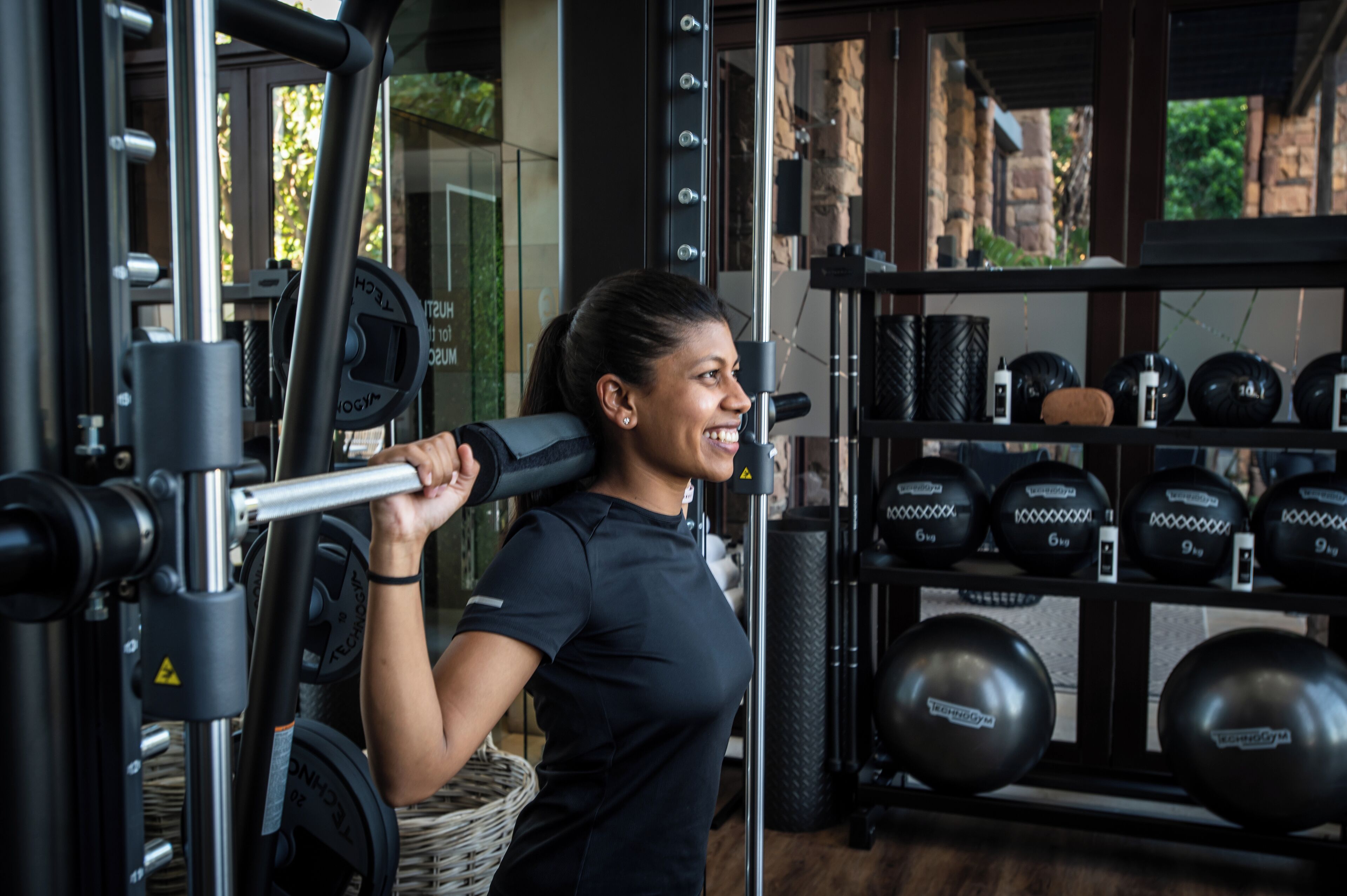 Un gimnasio con equipo de ejercicio y pesas.