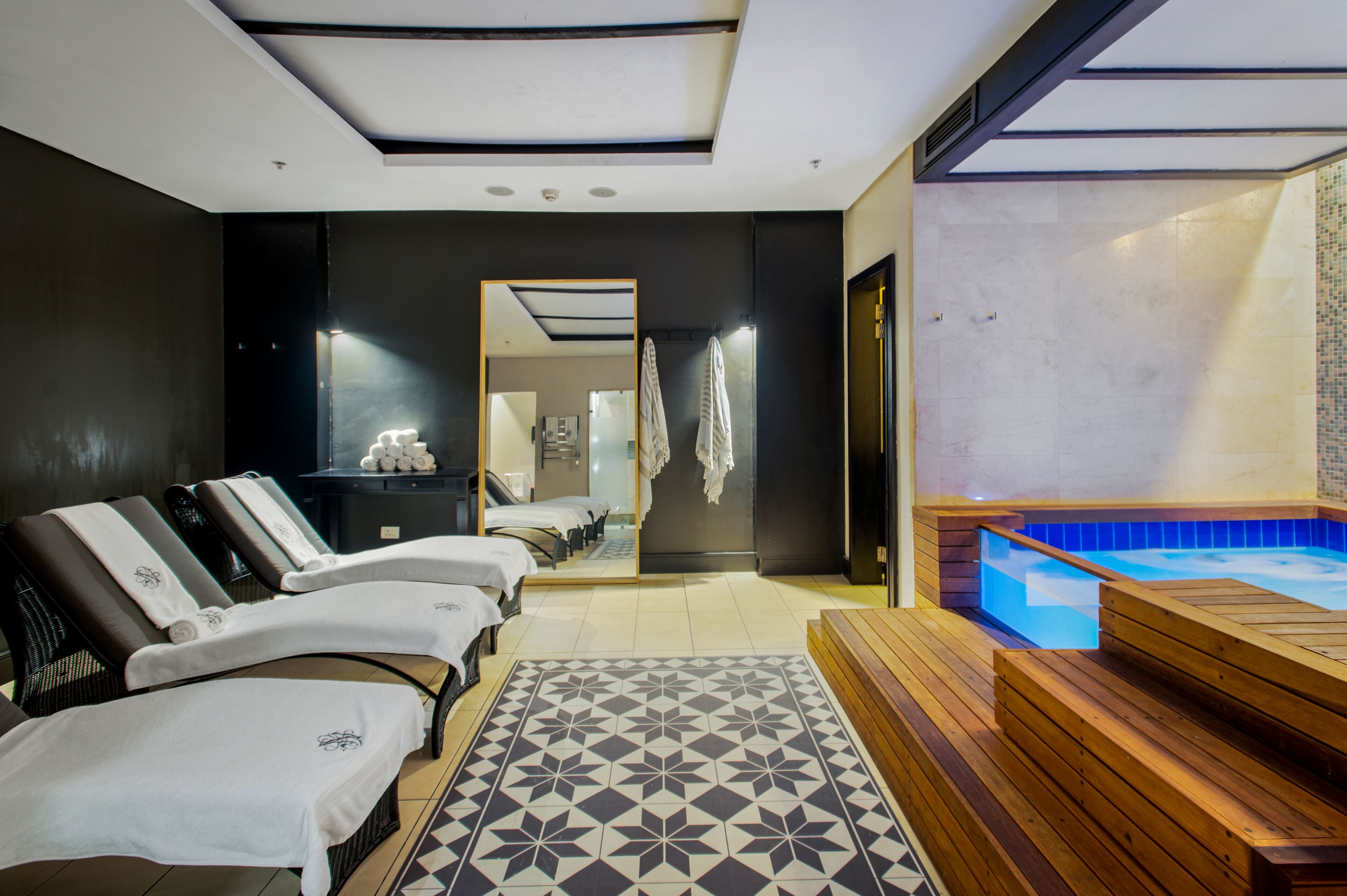 美體療程、敷體療程、身體去角質、臉部療程、美甲與護足