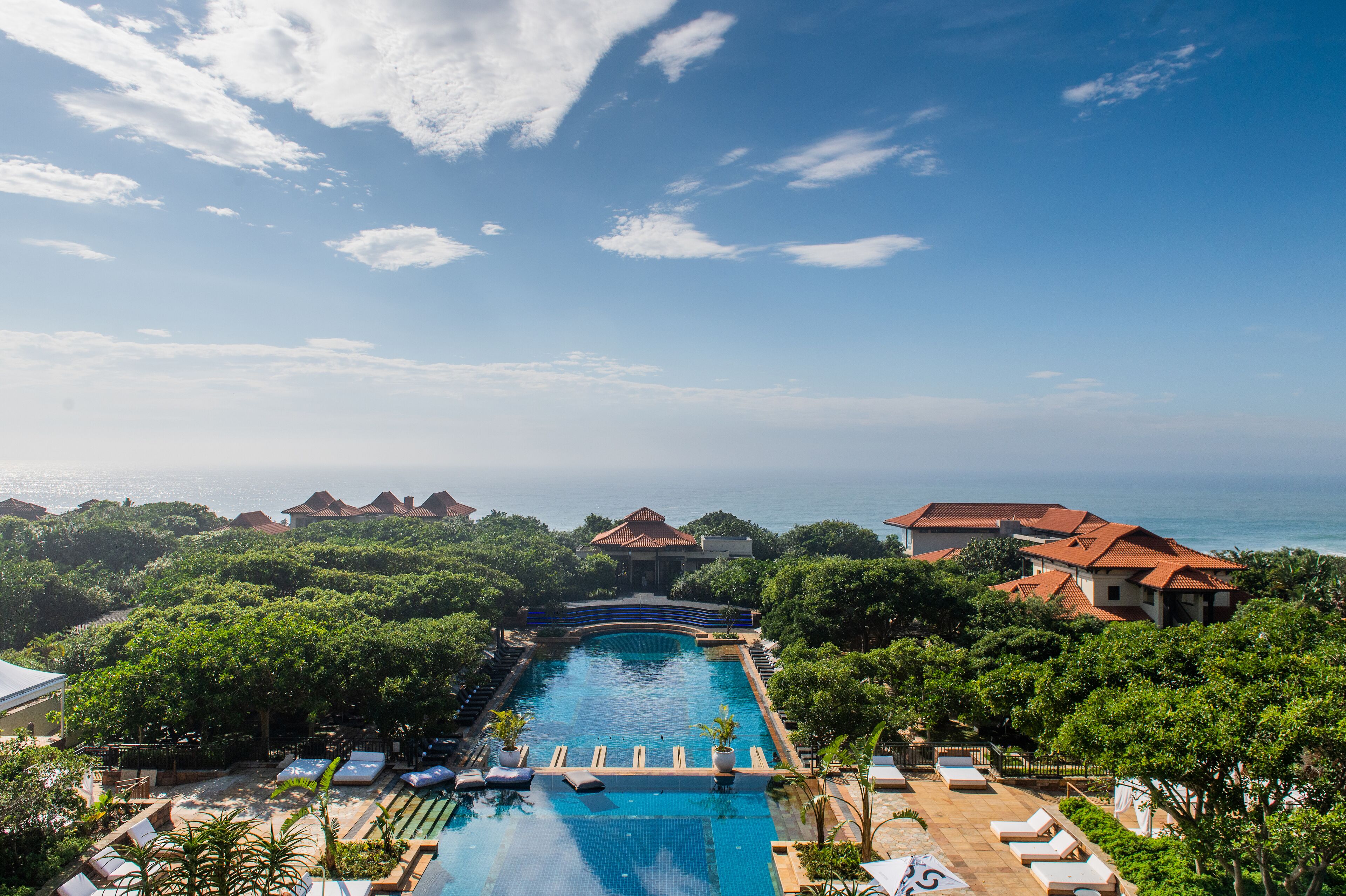 4 outdoor pools, sun loungers