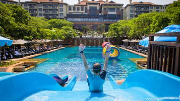 4 piscinas al aire libre, tumbonas