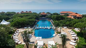4 outdoor pools, pool loungers