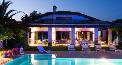 Elegante Villa mit privatem Pool mit Whirlpoolbereich in San Costanzo, nur 5 km vom Meer entfernt