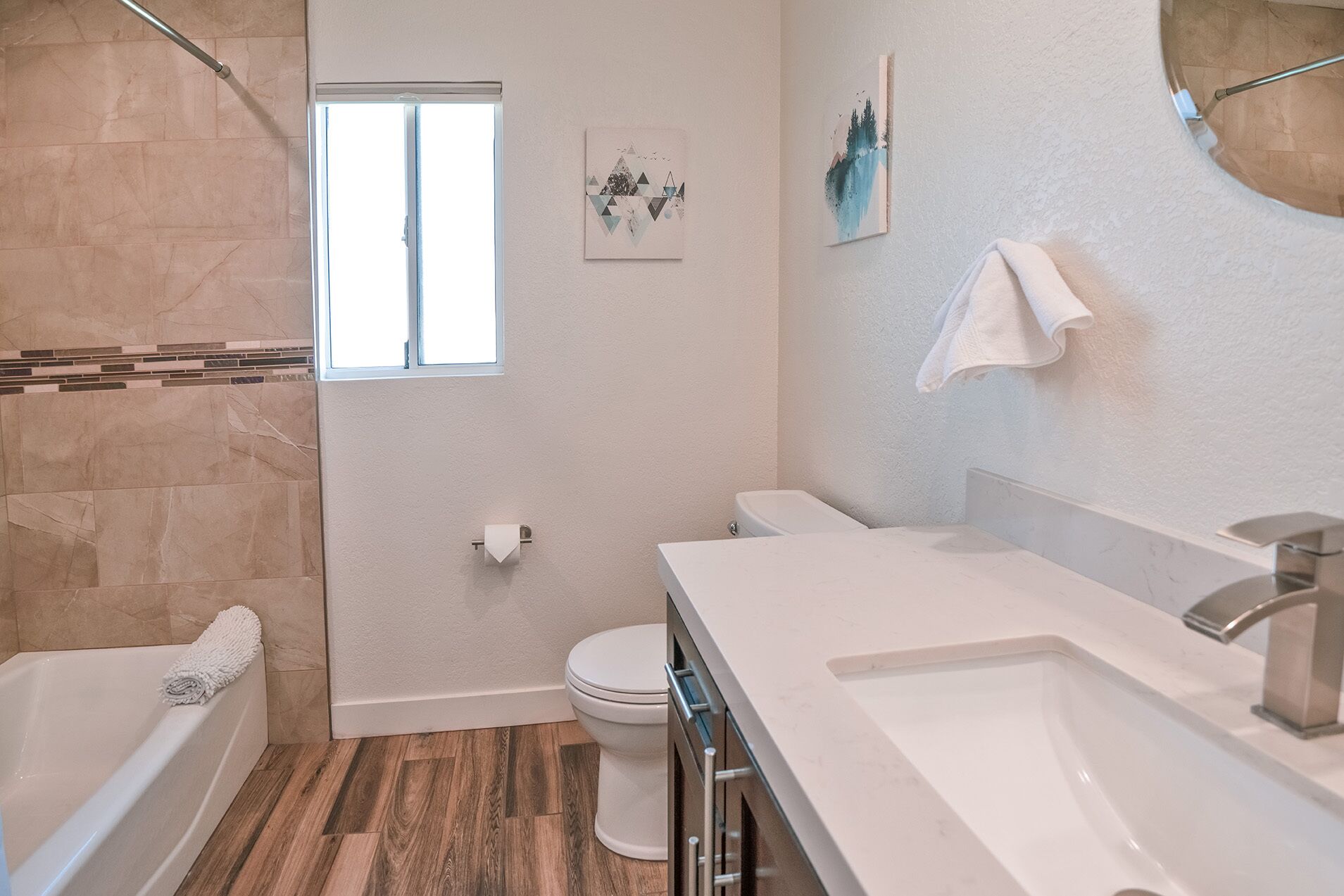 Everything you need, beautiful location surrounded by Midcentury architecture