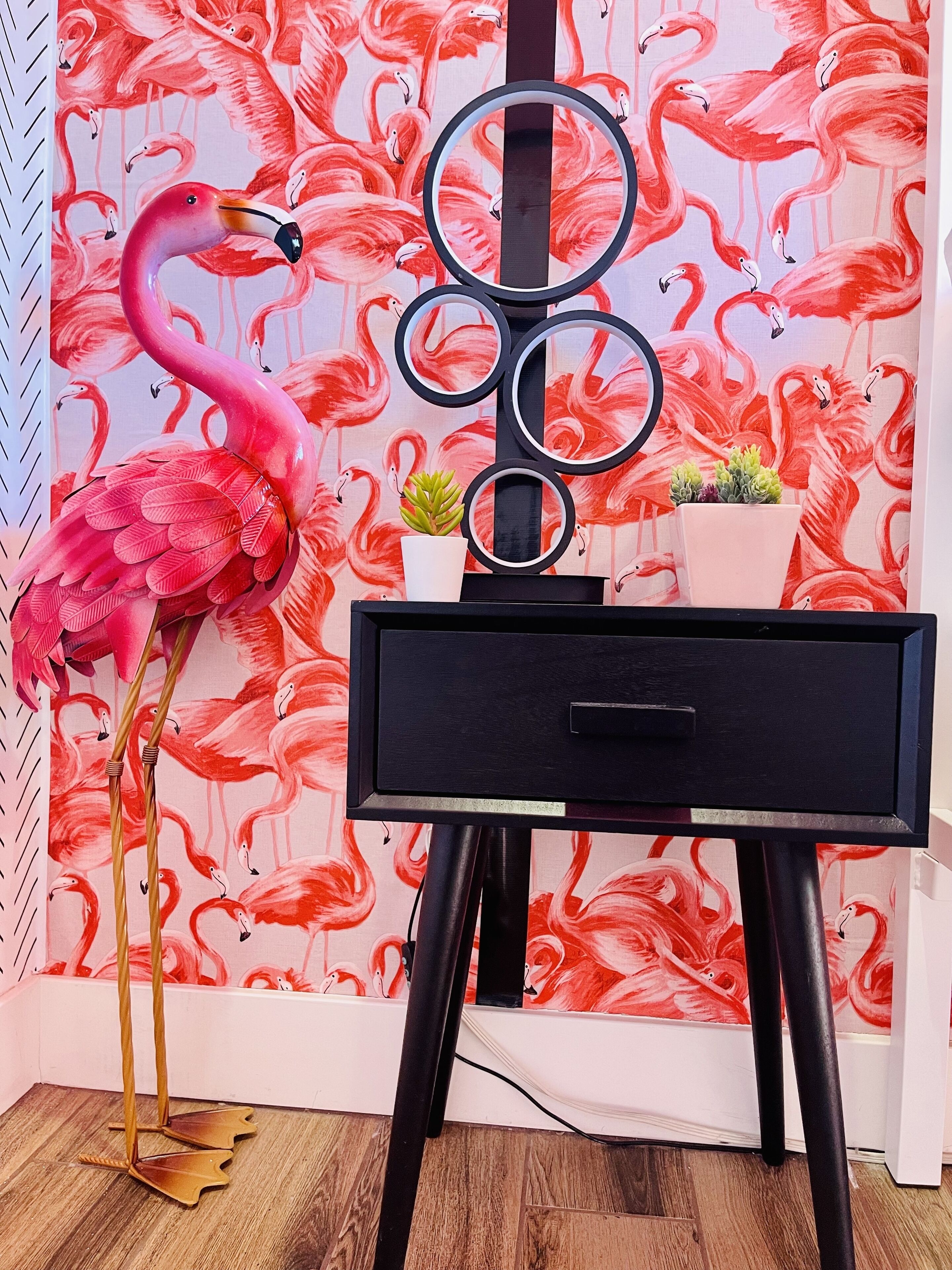 Everything you need, beautiful location surrounded by Midcentury architecture