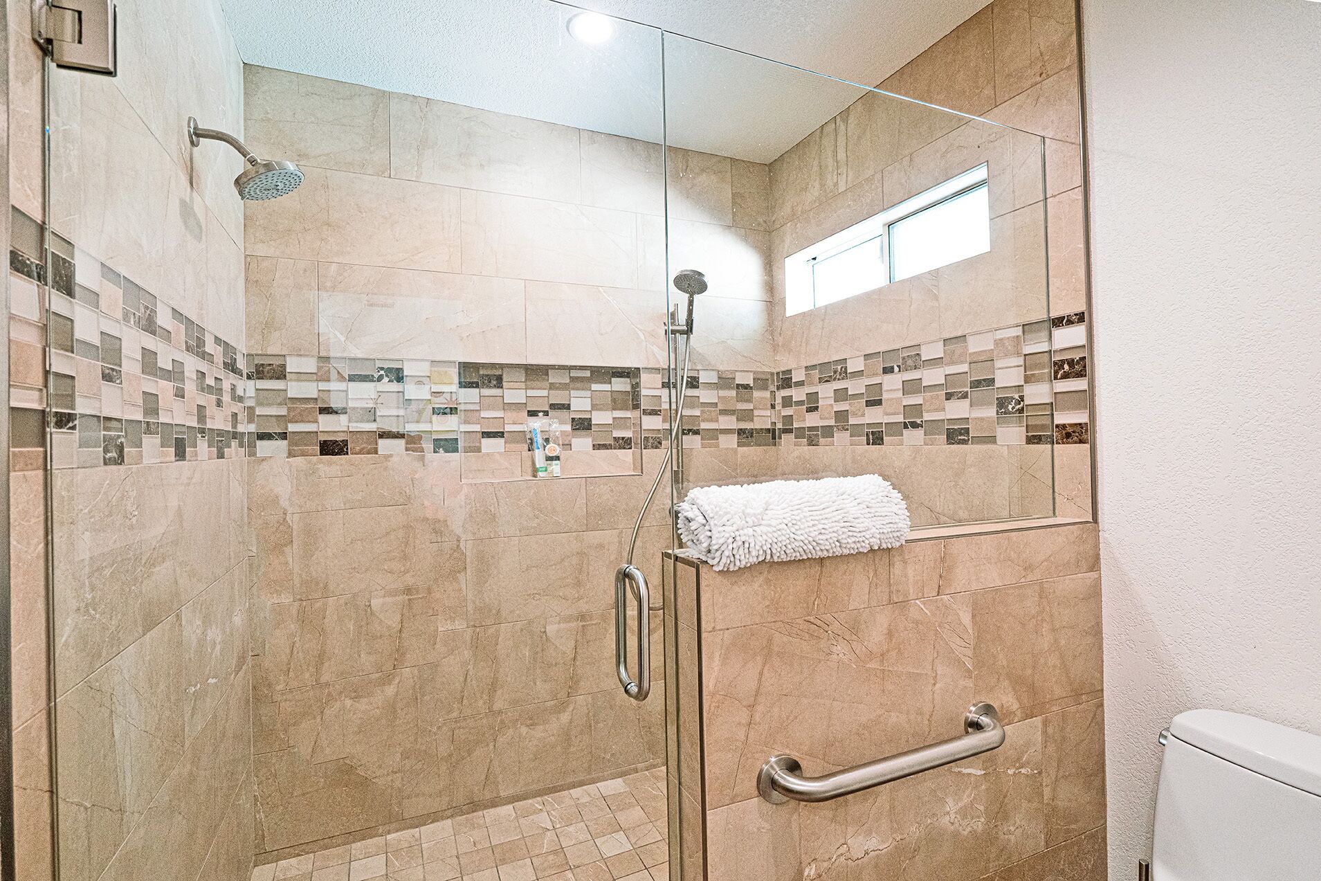 Everything you need, beautiful location surrounded by Midcentury architecture