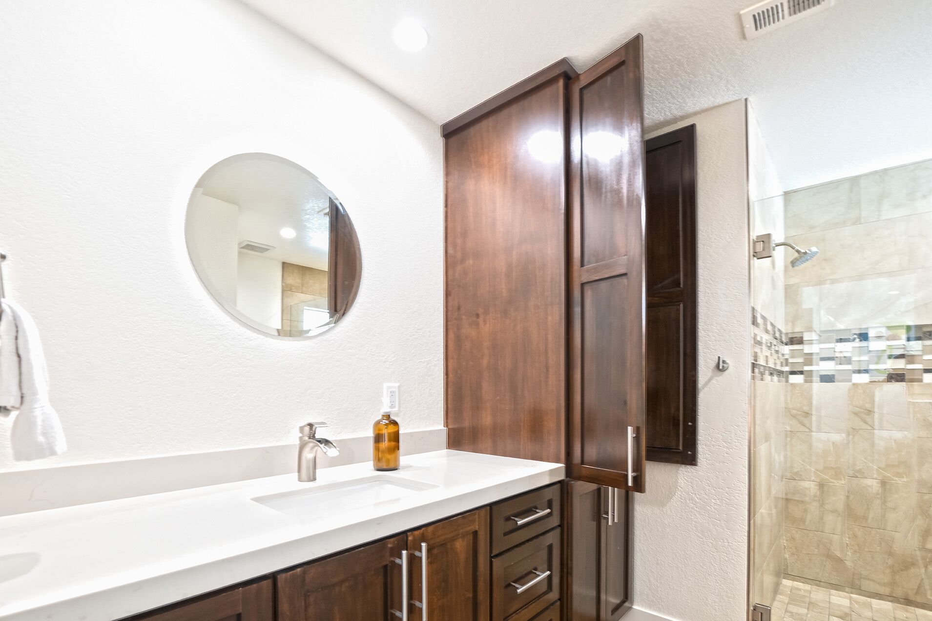 Everything you need, beautiful location surrounded by Midcentury architecture