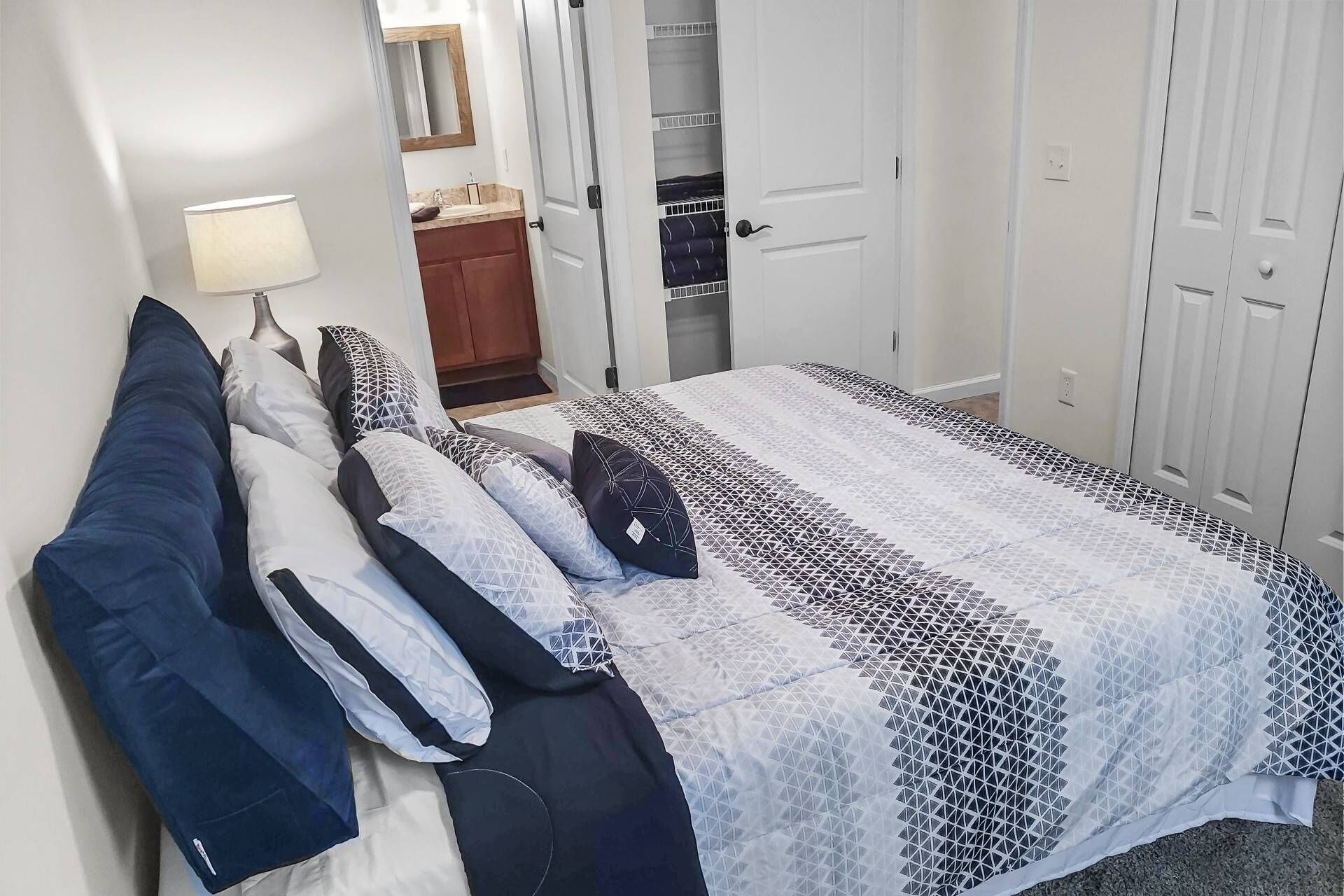 Oak St Refuge-WIFI-SMART TV-Small Dog Friendly-Walkable-Town Pool (seasonal)