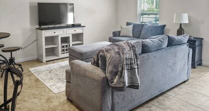 Oak Street Refuge #4 |Main Floor Apt |SMART TV |Small Dog Friendly |Walkable |Seasonal Town Pool
