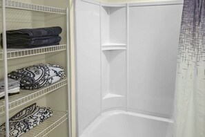 Dusche, Haartrockner, Handtücher, Seife