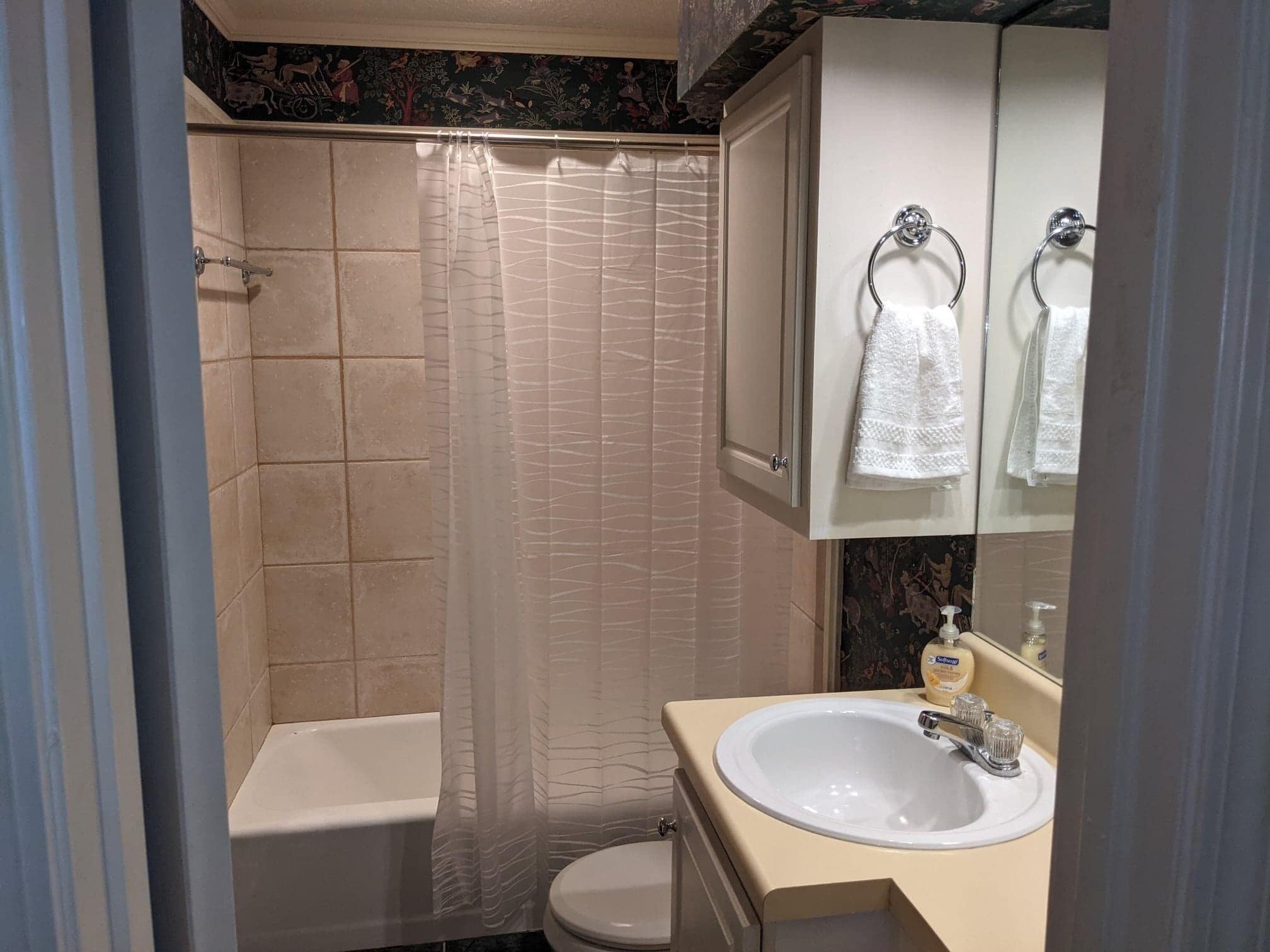 GAME DAY WEEKEND CONDO! WALK TO CAMPUS! PET FRIENDLY! WHIRLPOOL TRAILS!