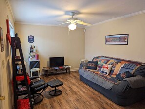 Smart TV, DVD player, books - GAME DAY WEEKEND CONDO! WALK TO CAMPUS! PET FRIENDLY! WHIRLPOOL TRAILS! (Oxford)