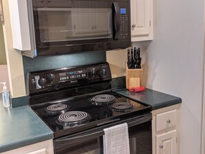 Fridge, microwave, oven, stovetop - GAME DAY WEEKEND CONDO! WALK TO CAMPUS! PET FRIENDLY! WHIRLPOOL TRAILS! (Oxford)