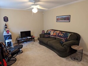 Smart TV, DVD player, books - GAME DAY WEEKEND CONDO! WALK TO CAMPUS! PET FRIENDLY! WHIRLPOOL TRAILS! (Oxford)