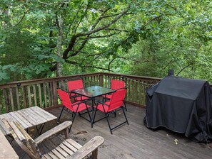 Outdoor dining - GAME DAY WEEKEND CONDO! WALK TO CAMPUS! PET FRIENDLY! WHIRLPOOL TRAILS! (Oxford)
