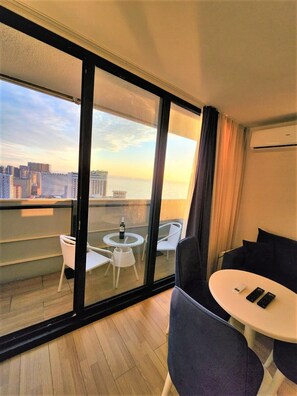 Eenvoudige vierpersoonskamer, 2 queensize bedden, balkon, uitzicht op zee | Terras