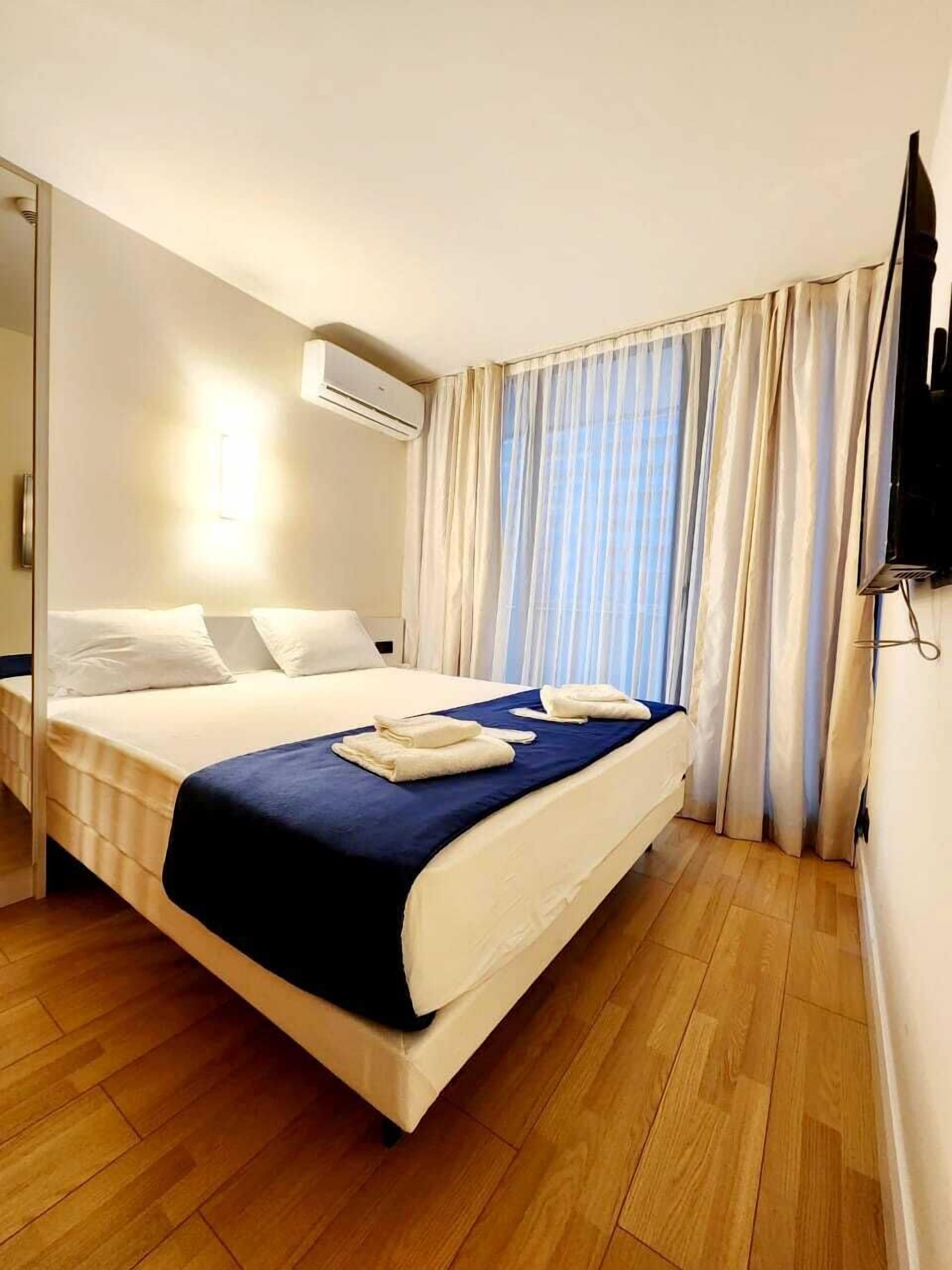 Basic Quadruple Room, 2 Queen Beds, Balcony, Sea View | Premium bedding, Tempur-Pedic beds, laptop workspace, soundproofing