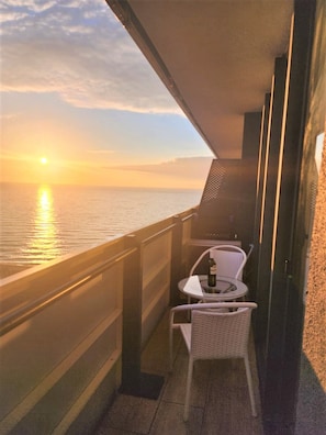 Basic Quadruple Room, 2 Katil Ratu (Queen), Balcony, Sea View | Teres/patio