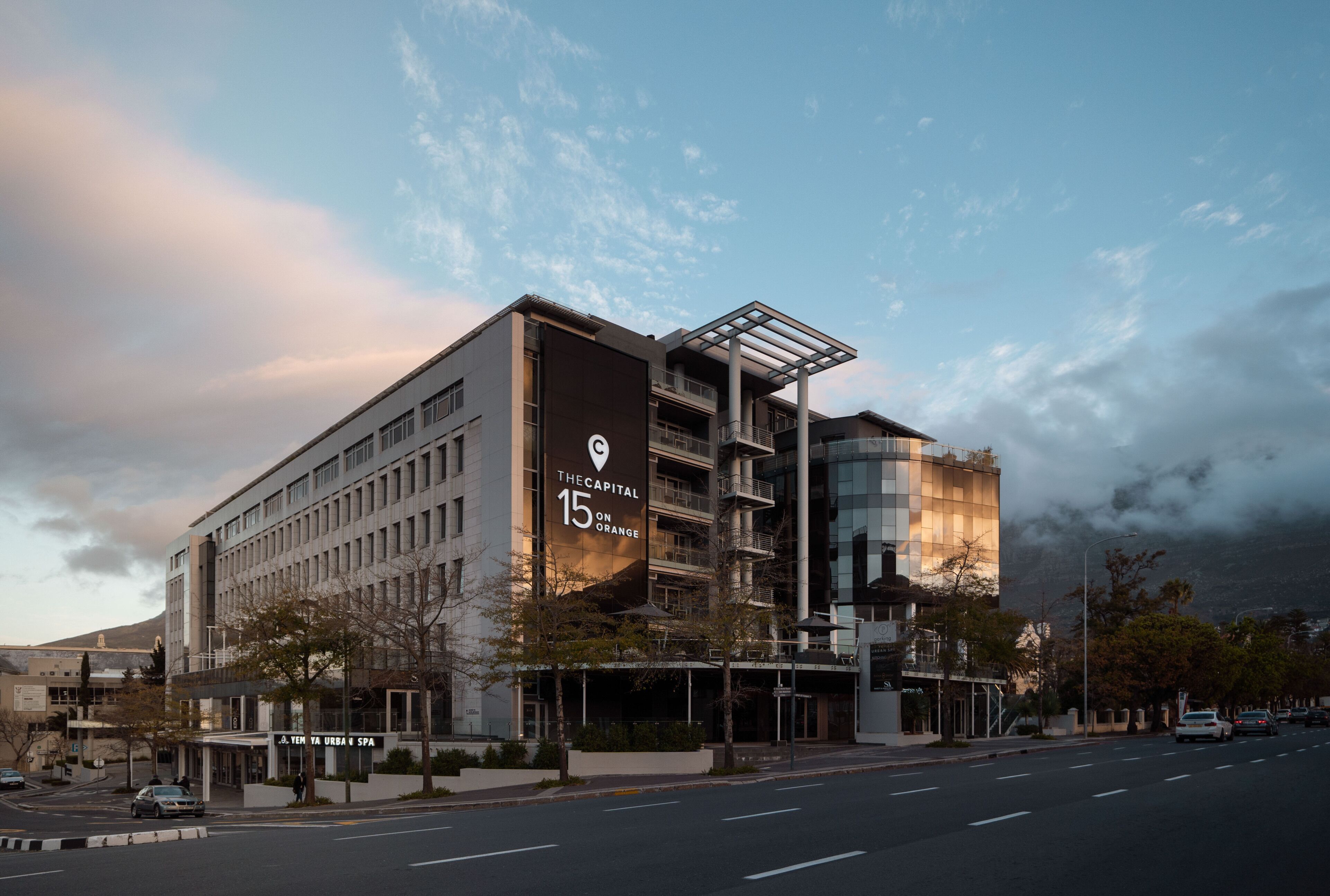 Un hotel moderno con un letrero llamativo que dice 'The Capital 15 on Orange'.