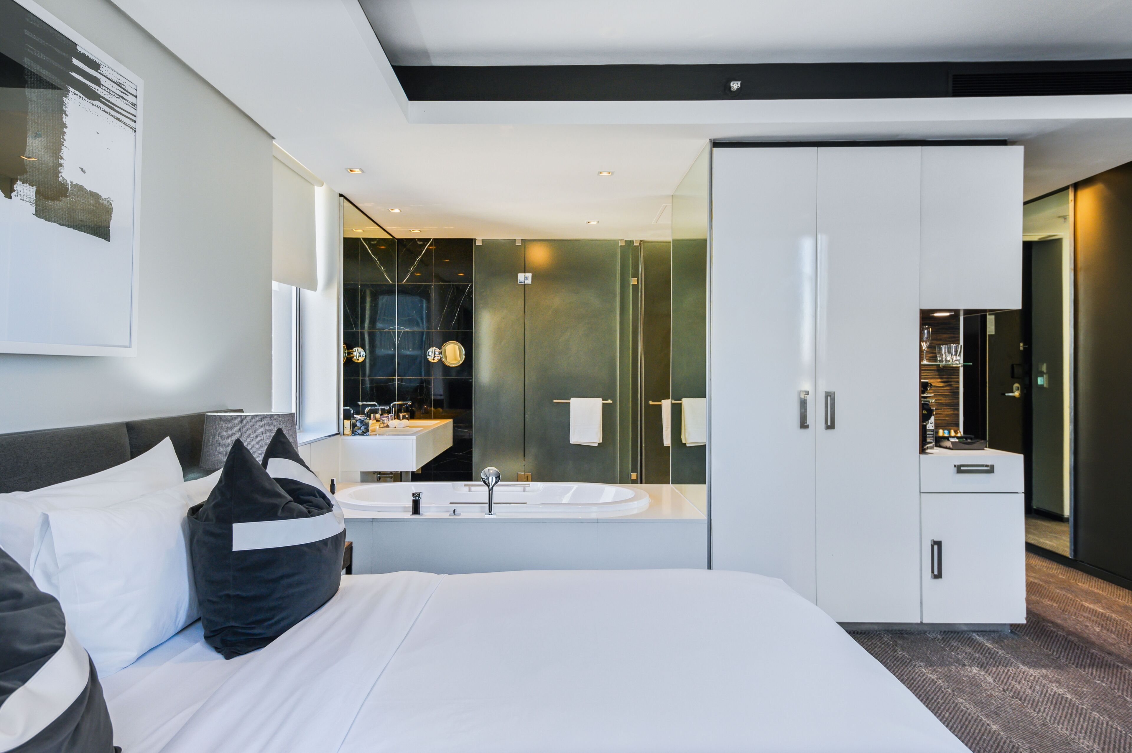 Quarto standard | Banheiro | Banheira e chuveiro separados, chuveiro com efeito de chuva