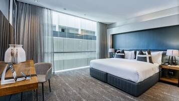 1 habitación, caja de seguridad en la habitación y escritorio