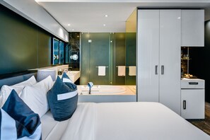 Habitación estándar | Caja de seguridad en la habitación y escritorio