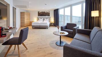 Extra Extra Large | Wohnbereich | 43-Zoll-Fernseher mit Satellitenempfang, Arbeitsbereiche