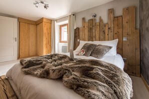 3 bedrooms, travel cot, free WiFi, bed sheets